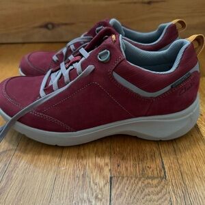 Clarks WaveWalk Women’s Shoes. NWOT